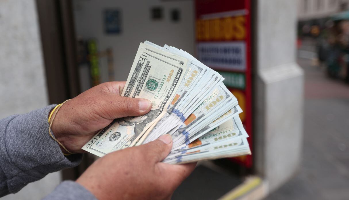 EL DÓLAR RETROCEDE CON FUERZA: INCERTIDUMBRE EXTERNA LO LLEVA A SU NIVEL MÁS BAJO DESDE 2020