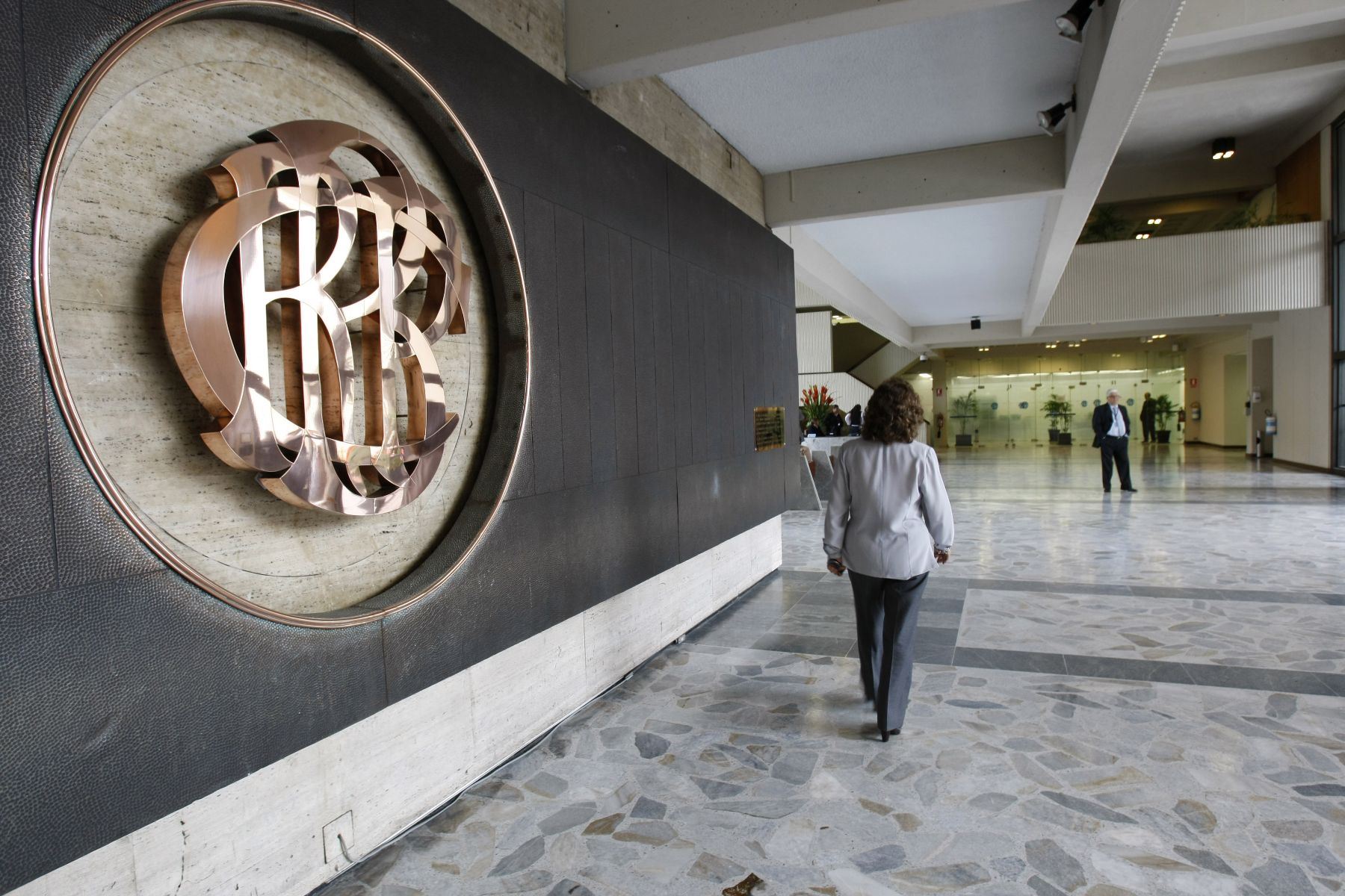 EL BCRP ROMPE SU SILENCIO Y COMPRA DÓLARES TRAS LA RÁPIDA APRECIACIÓN DEL SOL